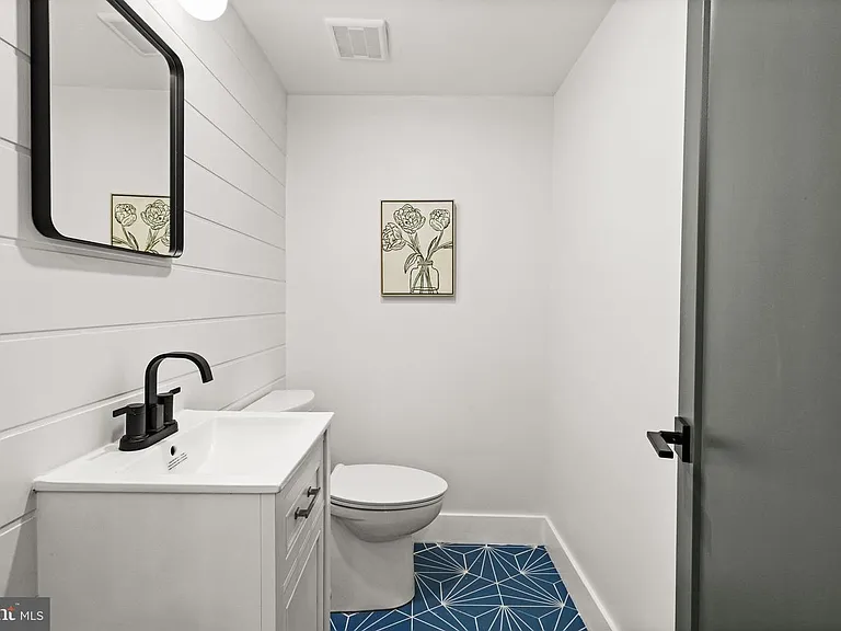 2308 Christian St — Photo 16