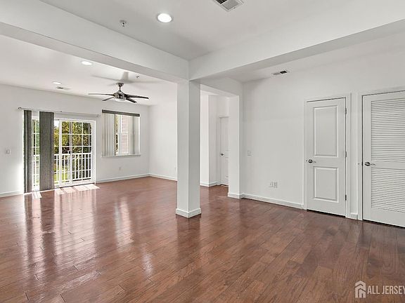 5th image of 324 Pond Ln