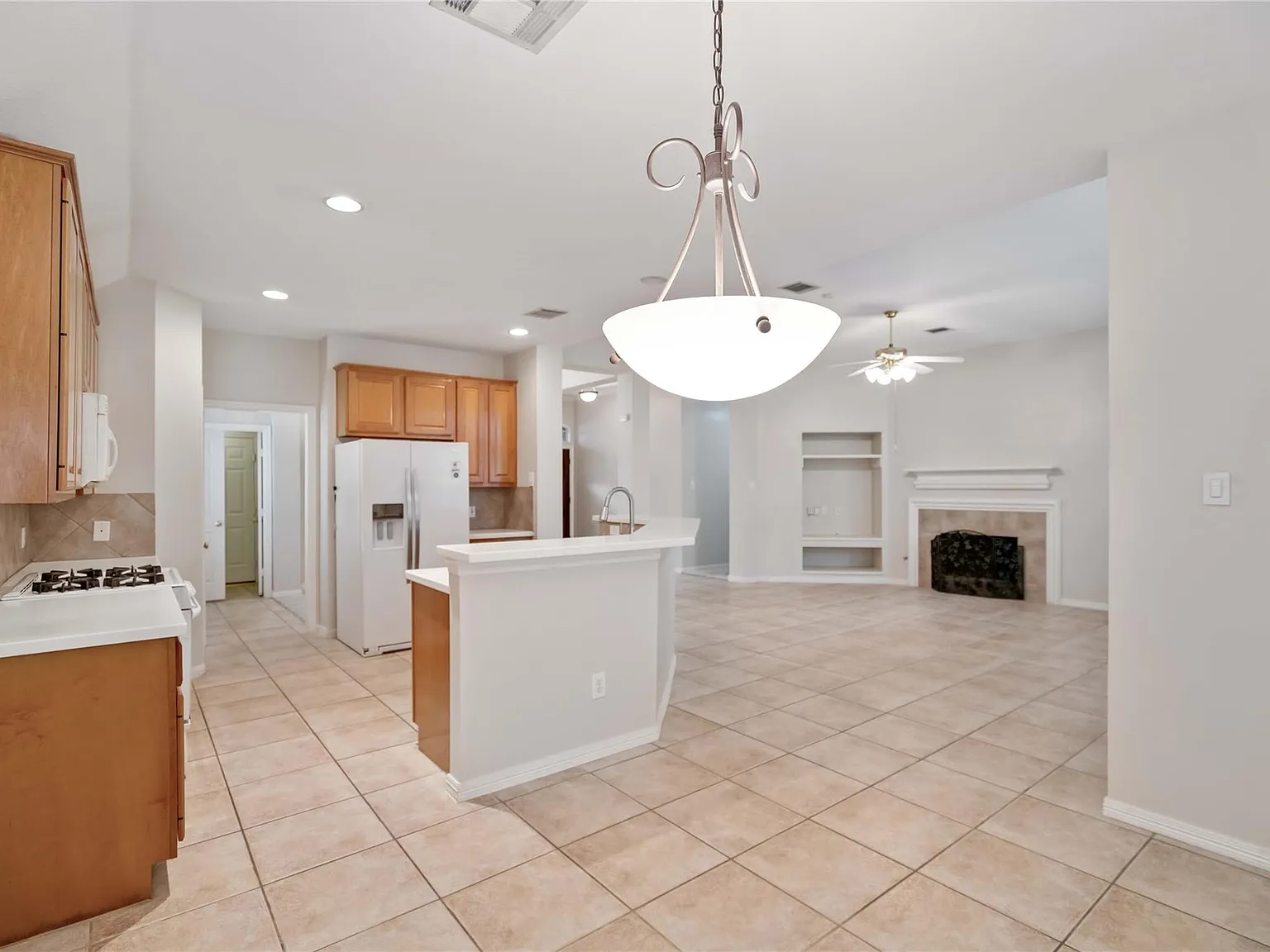 3 bed, 2.0 bath, 2120 sqft, $2,150 — Photo 2