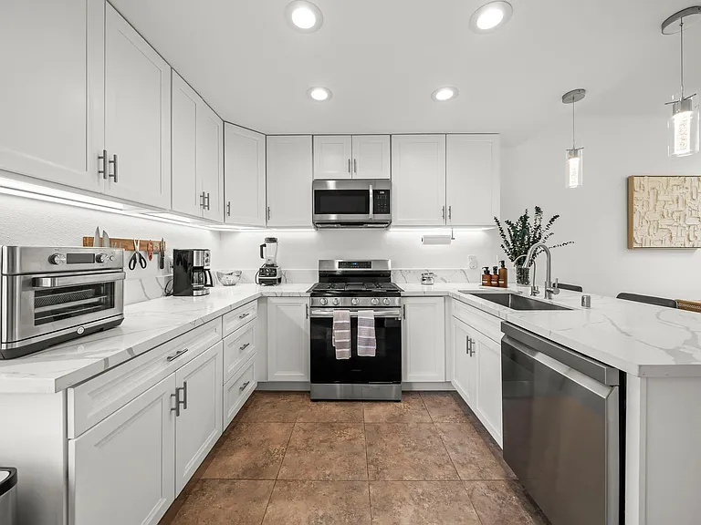 978 Elm Ave — Photo 13