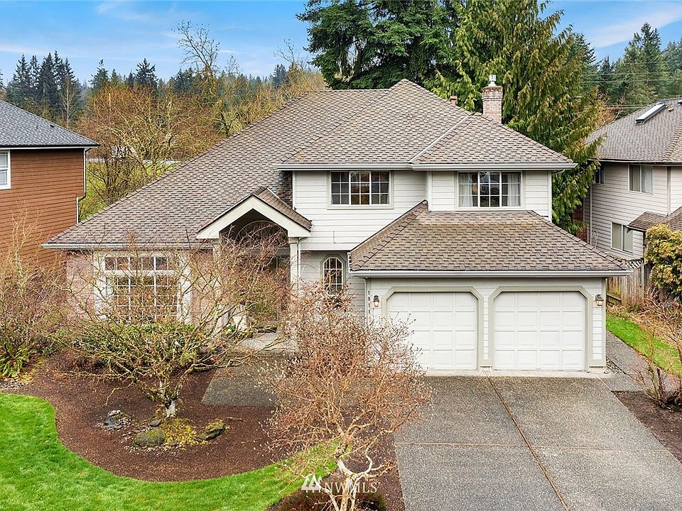 Beautiful 4 bedroom home in Deerfield. Location, location, location!