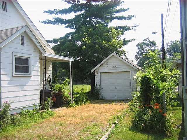 2nd image of 4421 Maple Ln