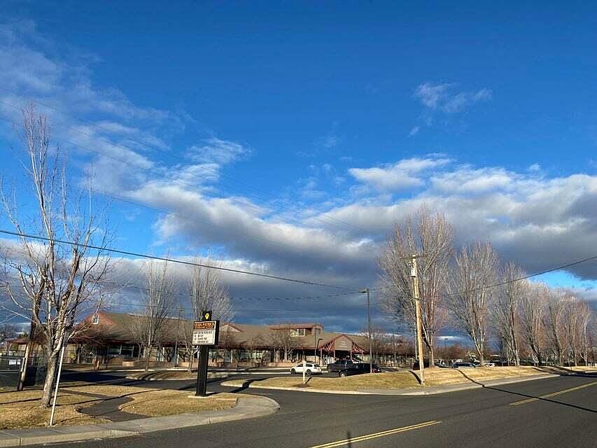 2nd image of 3040 SW Obsidian Ave