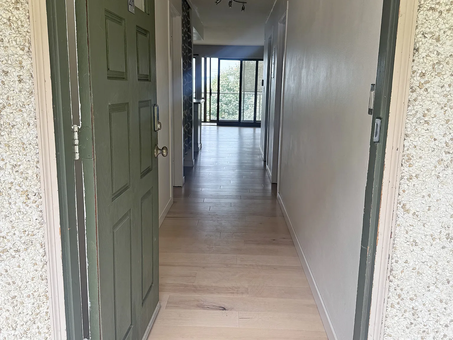 2 bed, 1000 sqft, $2,525 — Photo 2