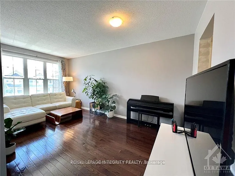 140 Battersea Cres — Photo 12