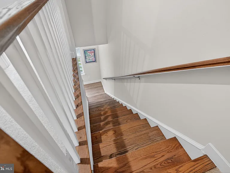 54 Sidney Ln — Photo 23
