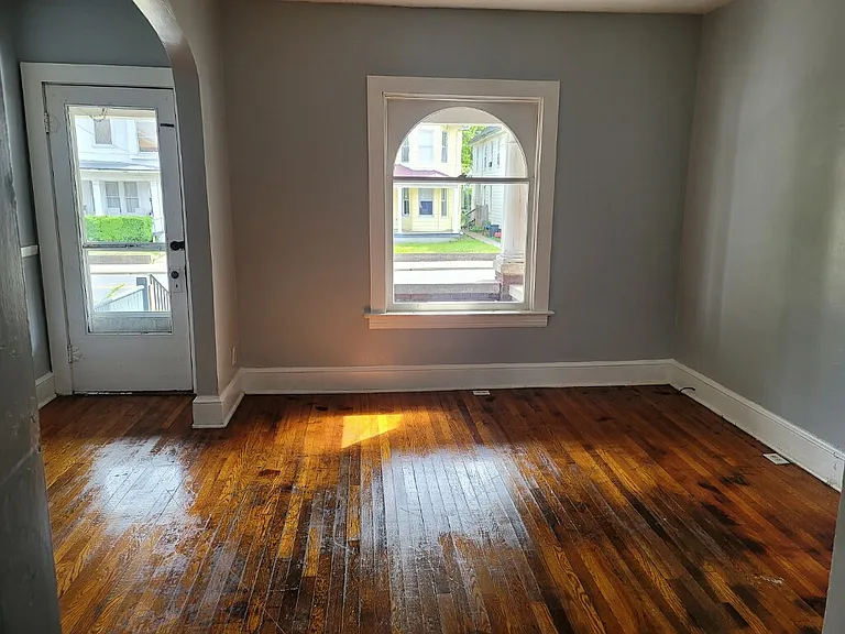 742 W King St — Photo 4