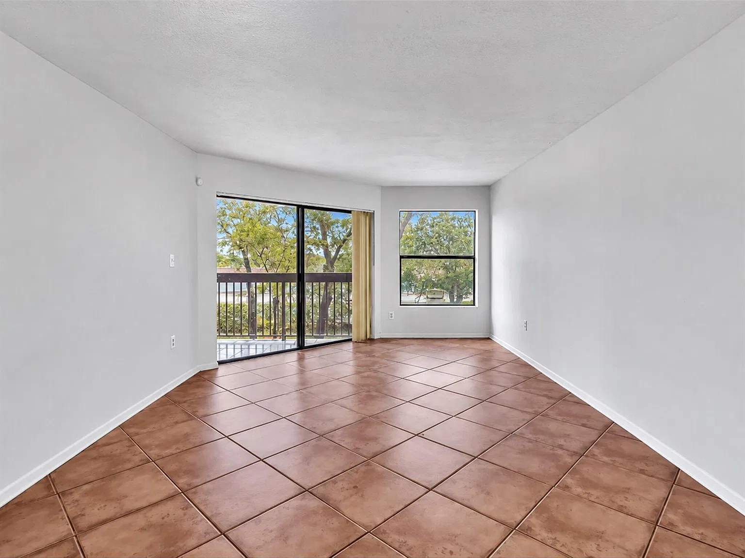 2 bed, 939 sqft, $2,300 — Photo 3