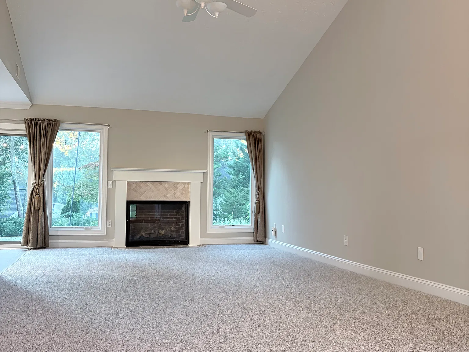 2 bed, 2.5 bath, 1300 sqft, $2,300 — Photo 2