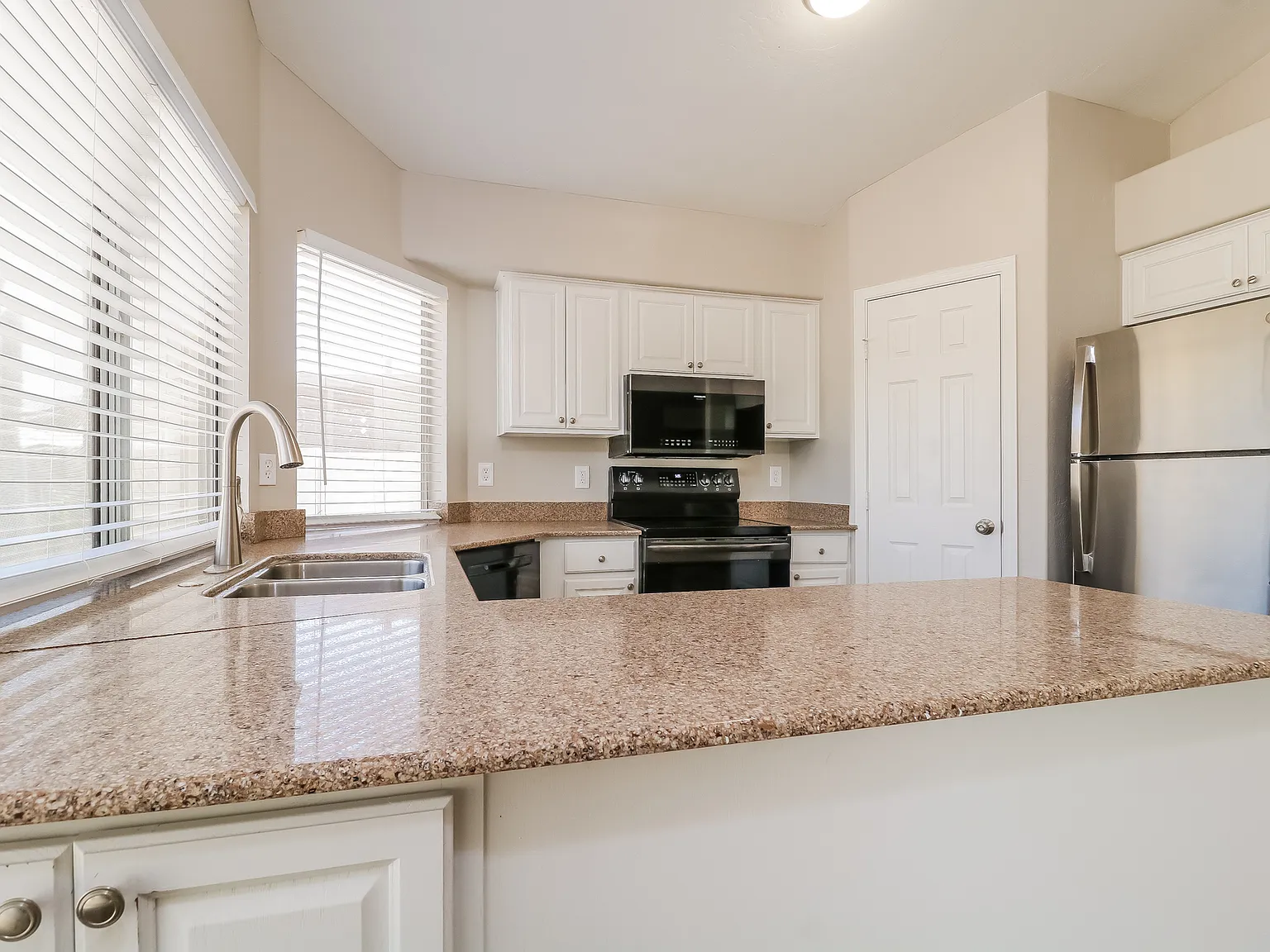 4 bed, 2.5 bath, 1663 sqft, $2,375 — Photo 3