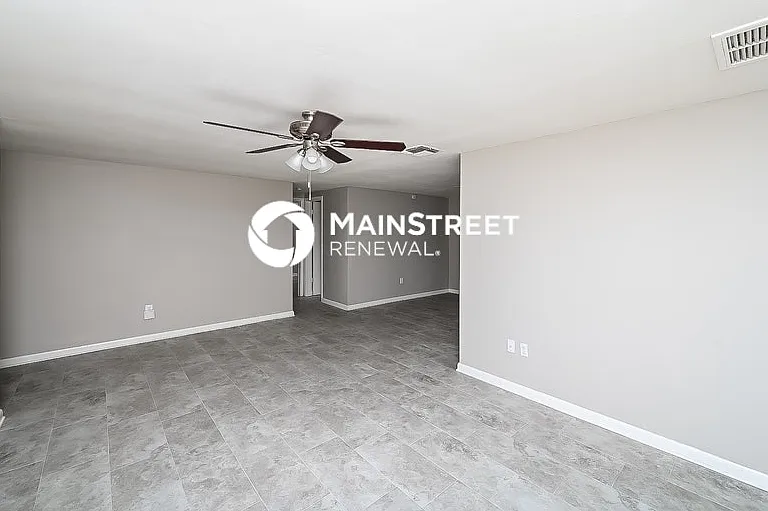 4010 Stratfield Dr — Photo 3