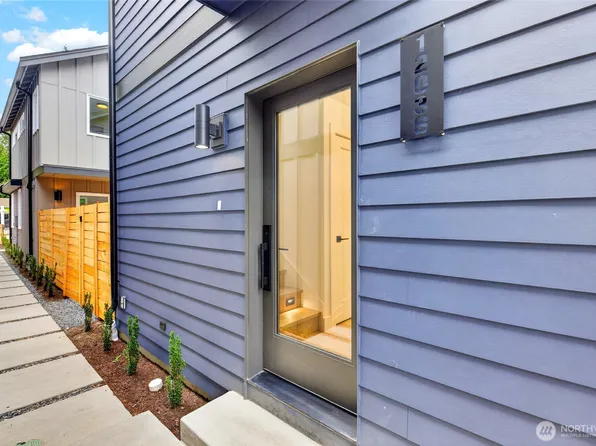 12036 Hiram Place NE, Seattle, WA 98125