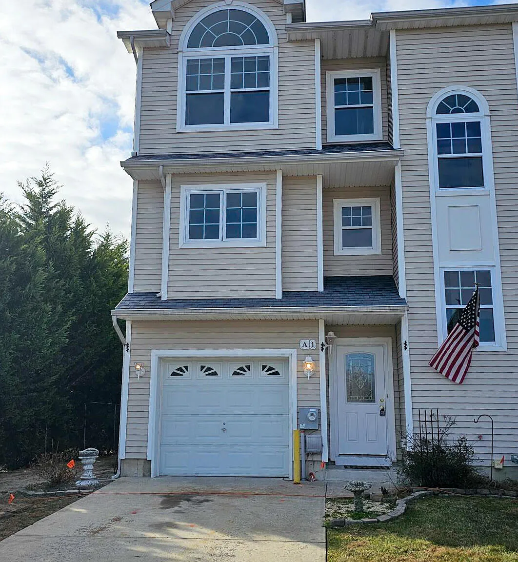 3 bed, 3.5 bath, 1881 sqft, $2,995 — Photo 2