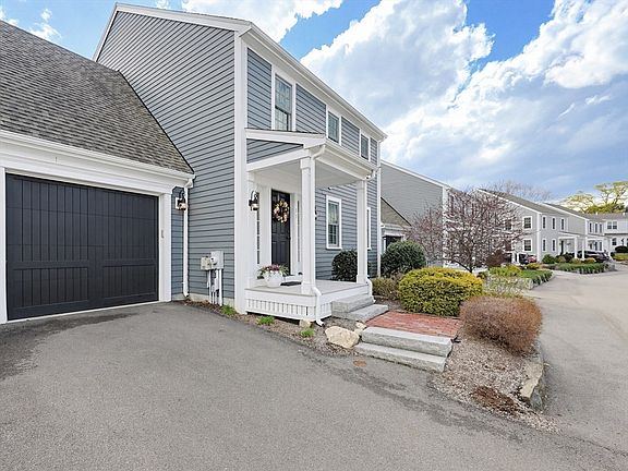 3rd image of 11 Damon Farm Way #11