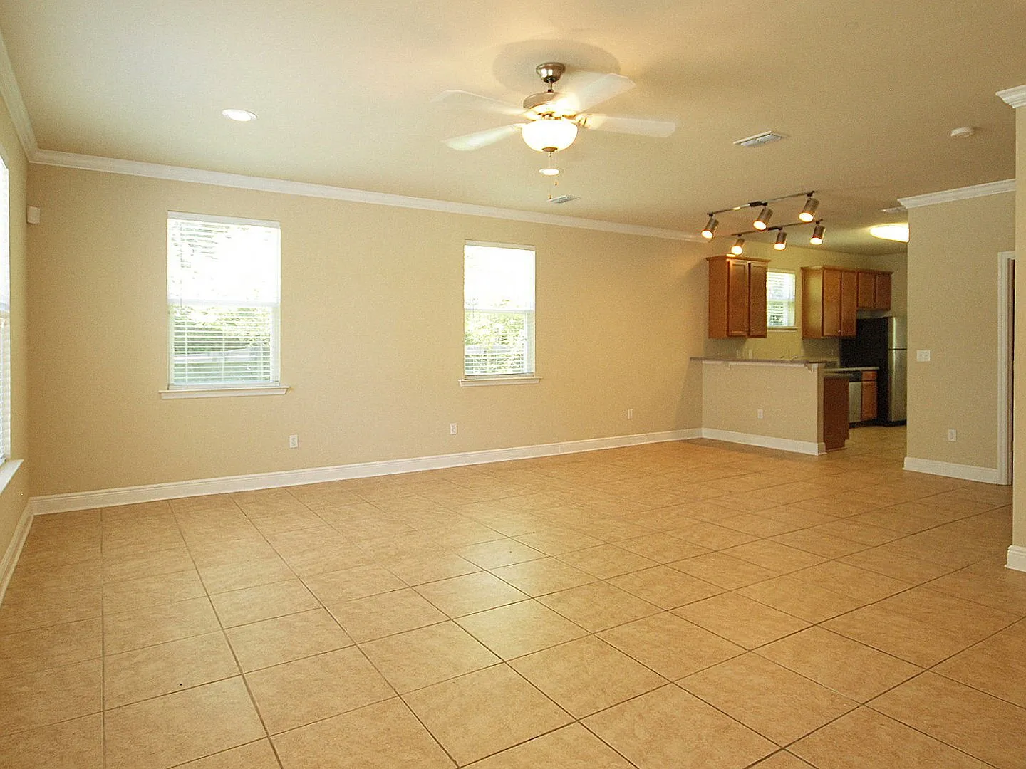 4 bed, 4.0 bath, 1850 sqft, $500 — Photo 2