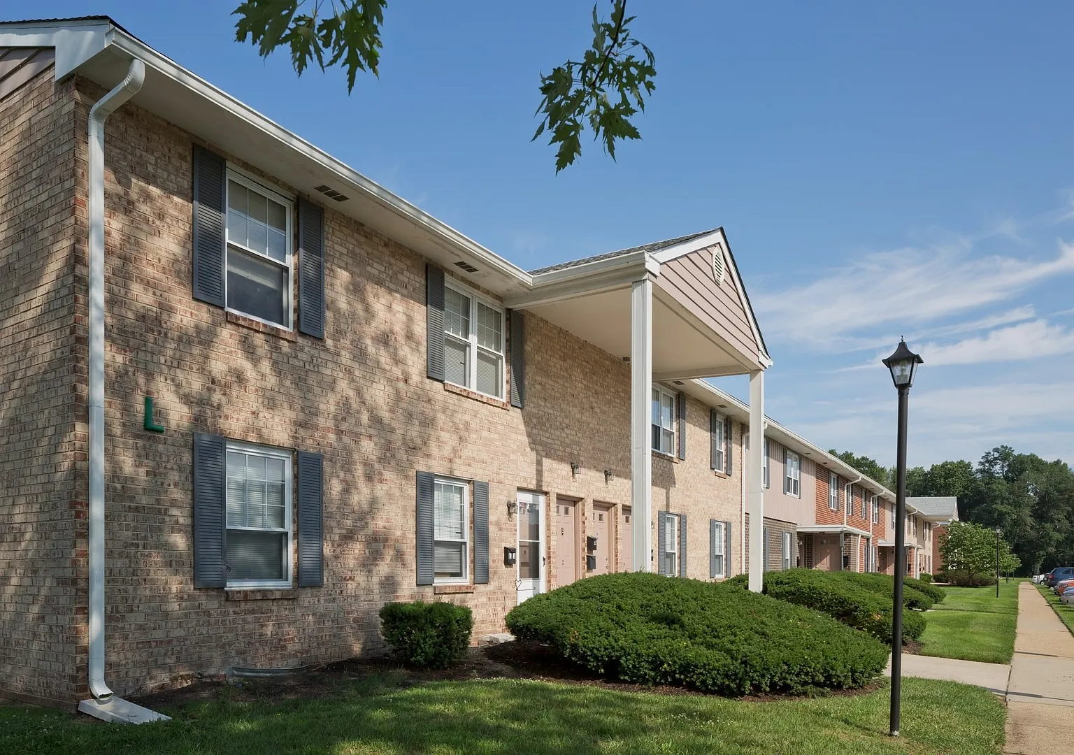 Pickwick Apartments — Photo 1