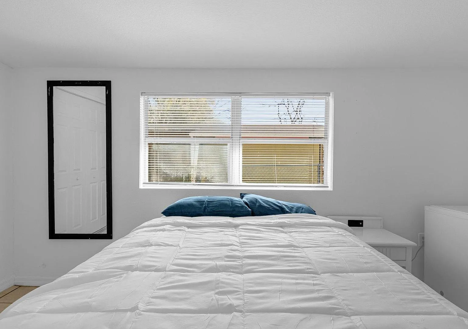 4 bed, 2.5 bath, 1874 sqft, $931 — Photo 1