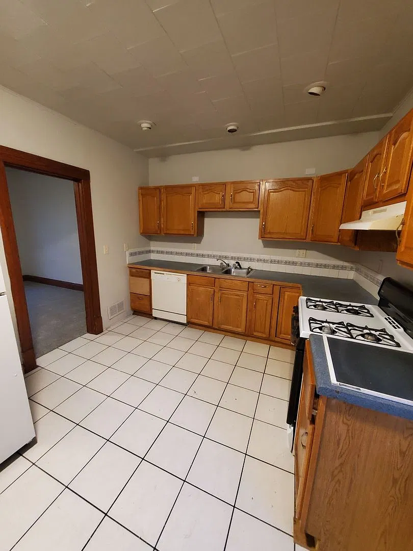 3 Bedroom 1.5 bathroom Single Family — Photo 2