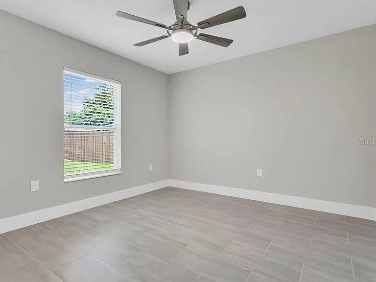 889 Dunbar St — Photo 13