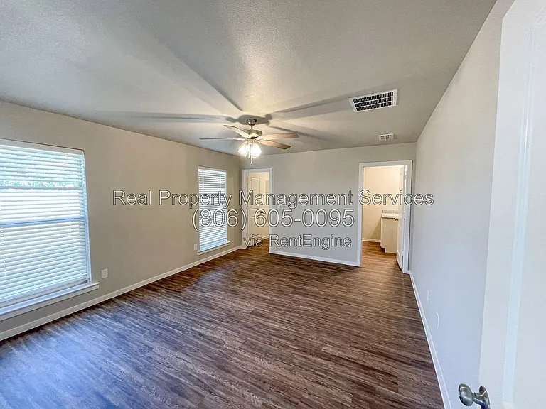 2101 N Avenue L — Photo 6