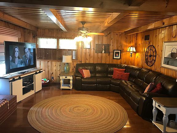 Living Room (28’ 9 x 15’ 9”)