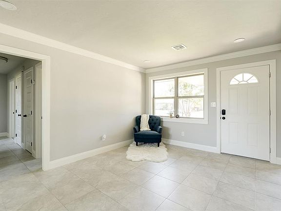 5th image of 608 N Dallas Ave