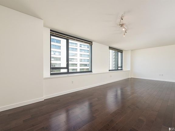 3rd image of 260 King St Unit 675
