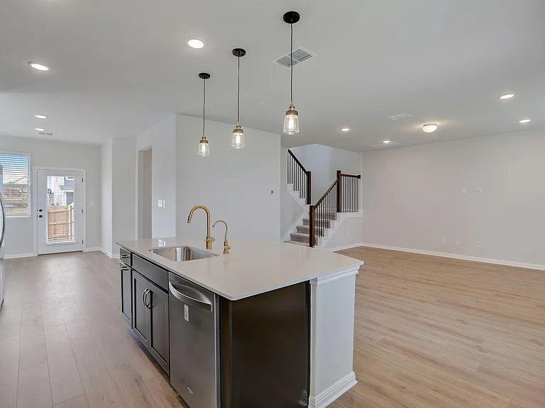 125 Clemens Dr — Photo 6