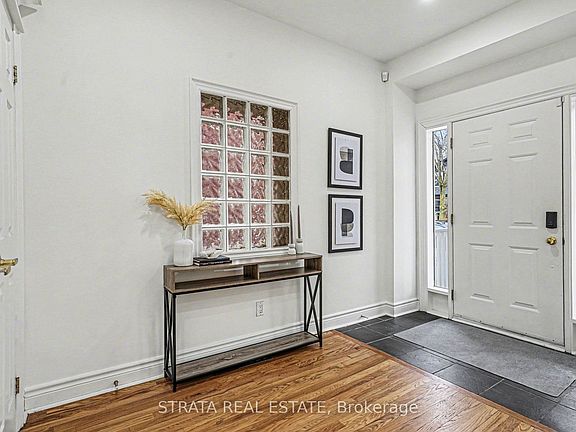 2nd image of 423 Manor Rd E