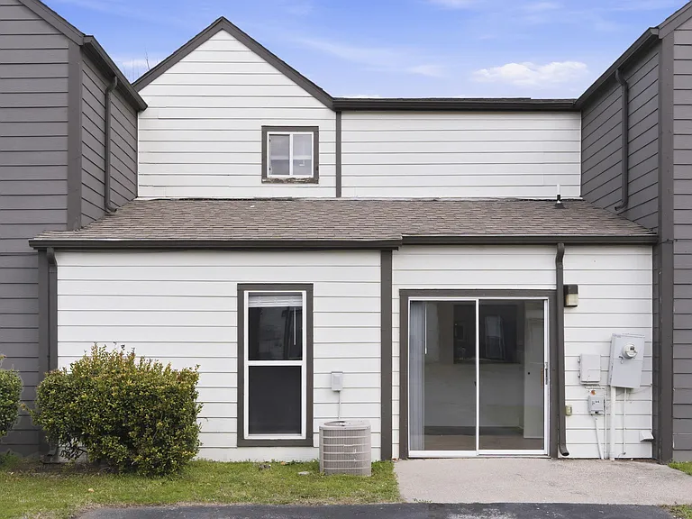 1447 E Oakwood Ln — Photo 25