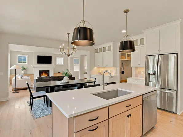5392 Rolling Hills Pkwy, Chaska, MN 55318