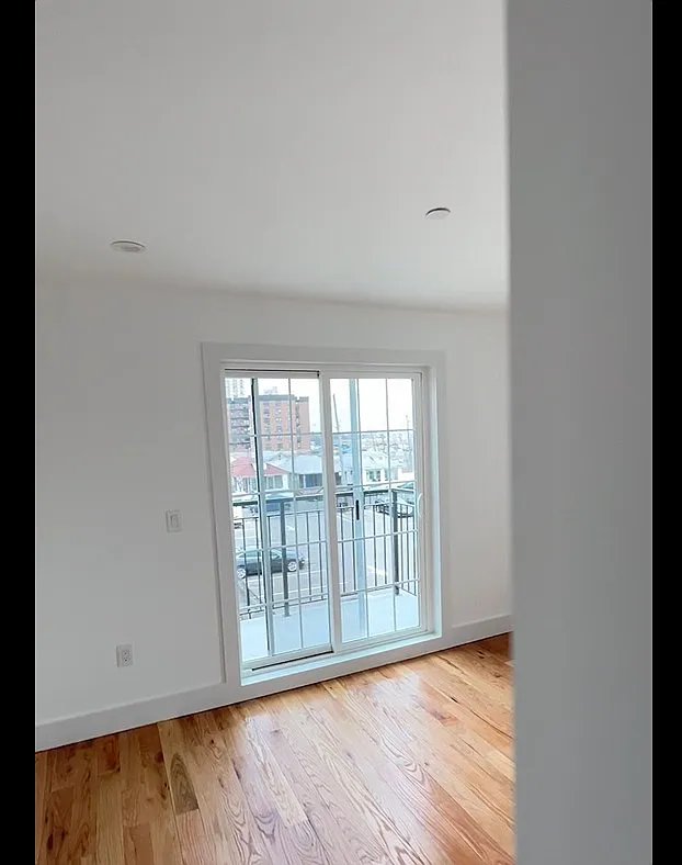 3 bed, 1100 sqft, $3,811 — Photo 4
