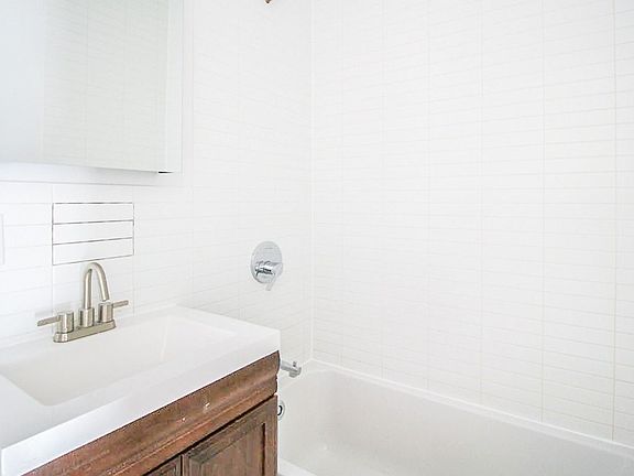 4th image of 253 Stanhope St #1BX