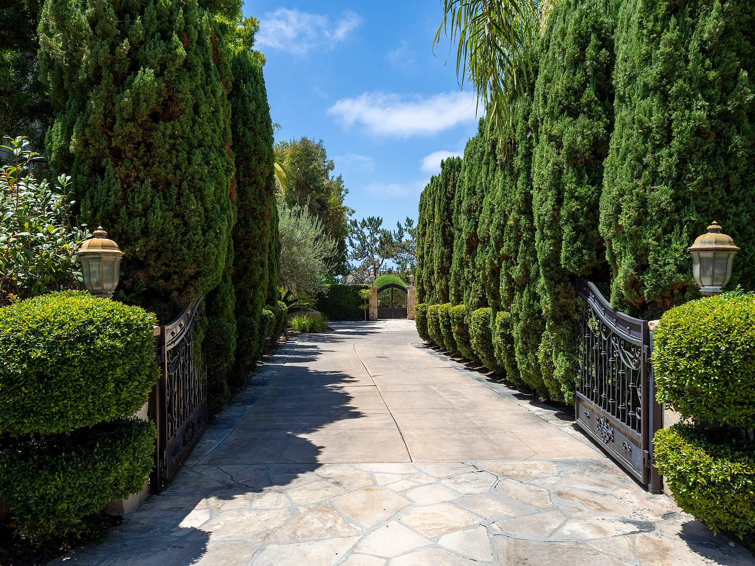 5 bed, 4.5 bath, 4318 sqft, $13,500 — Photo 4