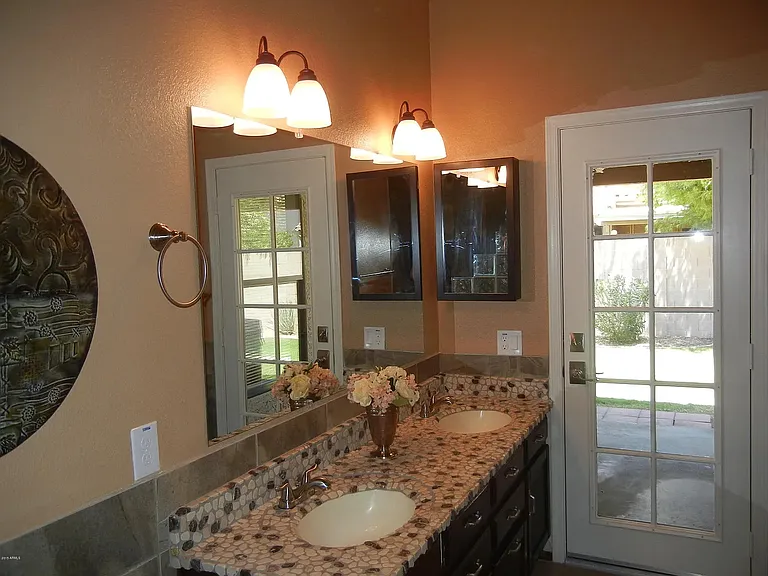 1142 E Scott Ave — Photo 12