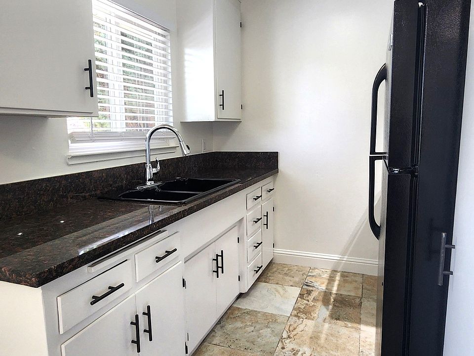 1st image of 260 Chiquita Ave #8