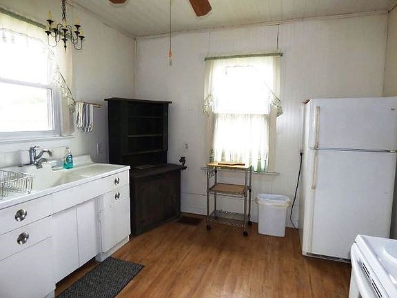 5th image of 490 Lee Grant Ave