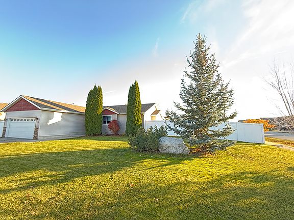 Nice vinyl fenced yard