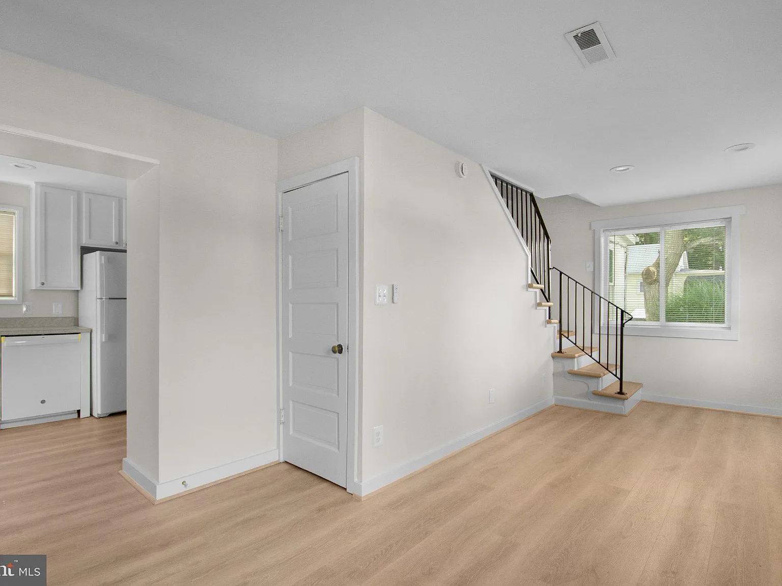3 bed, 2.0 bath, 1800 sqft, $2,700 — Photo 4