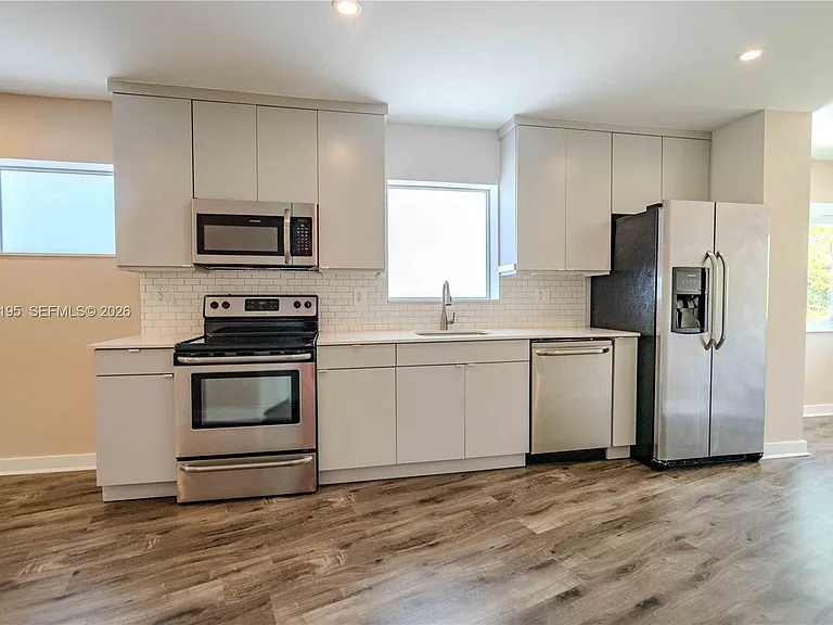 2400 NE 26th St #8 — Photo 4