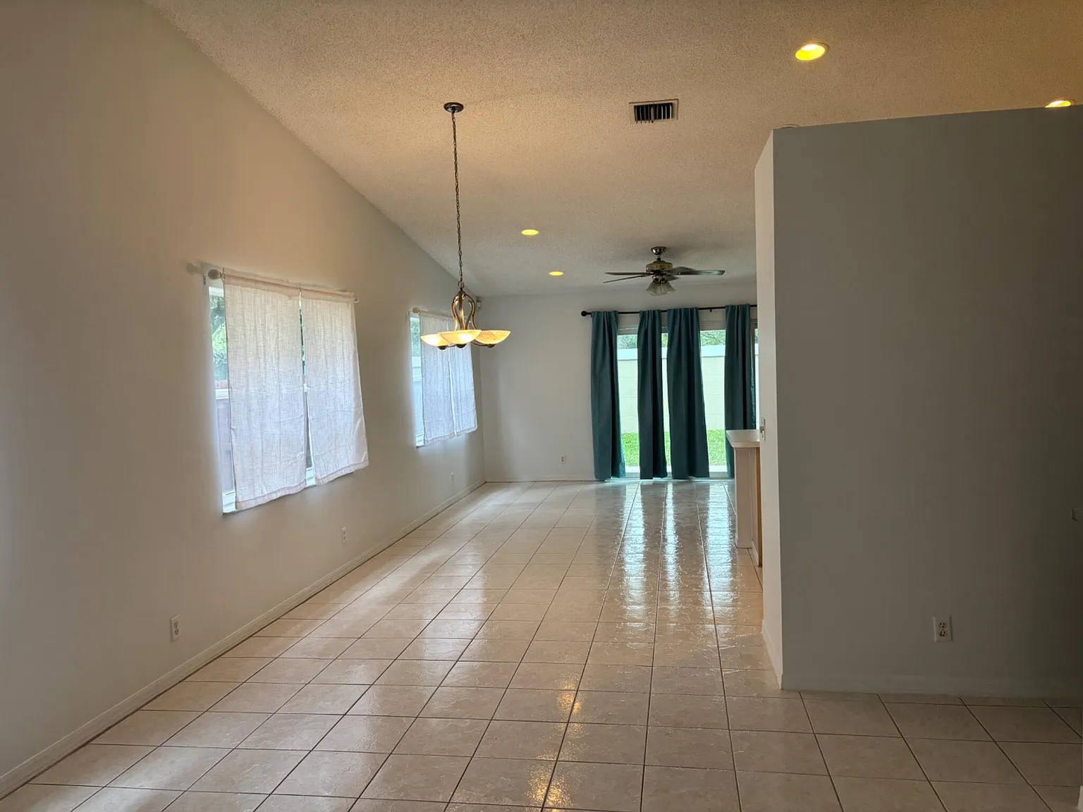 3 bed, 2.0 bath, 1405 sqft, $3,179 — Photo 2
