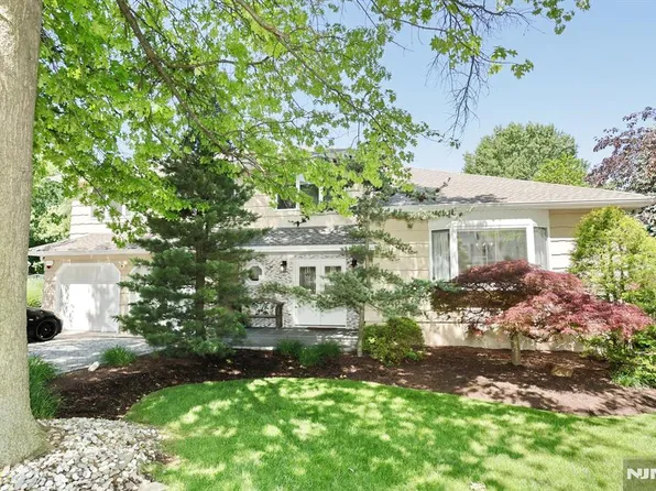 517 Pine Hill Rd, Leonia, NJ 07605