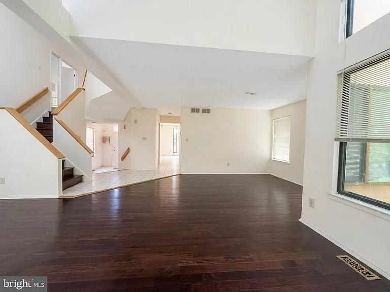 83 Sayre Dr — Photo 5