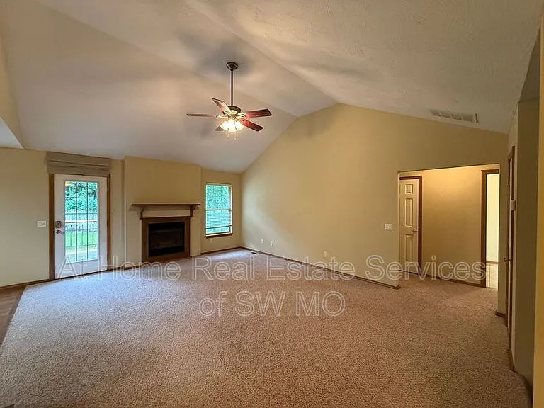 1082 Daisy Falls Dr — Photo 2