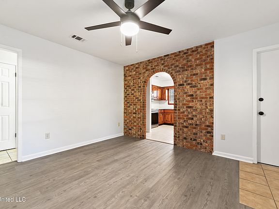 4th image of 2325 W Park Dr
