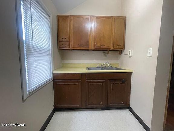 3rd image of 855 Memorial Ave