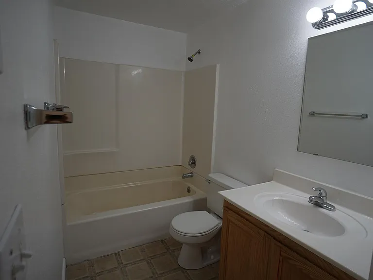 600 N 2450 E #1402 — Photo 5