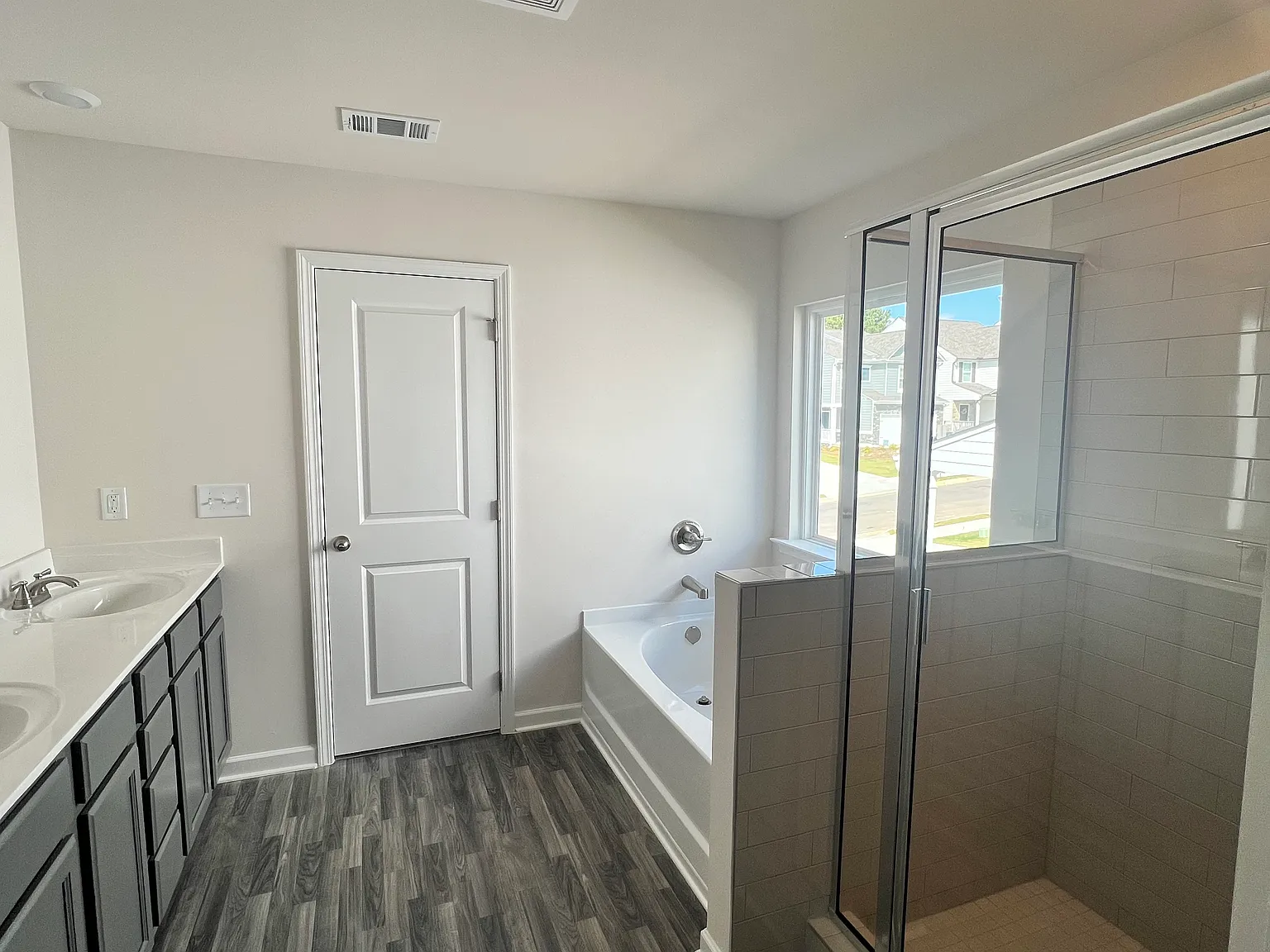 4 bed, 2.5 bath, 2281 sqft, $2,200 — Photo 3