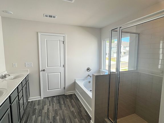 3rd image of 43 Berry Dr
