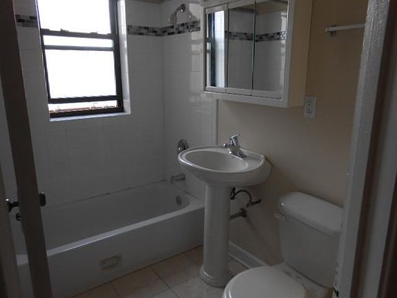 4th image of 2546 W Summerdale Ave #1D
